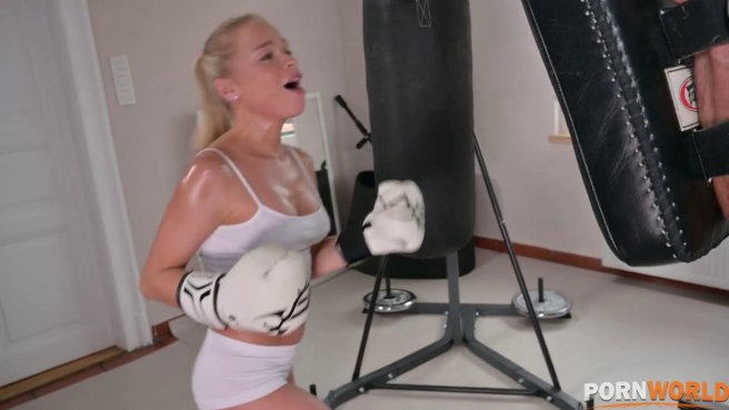 С красоткой невозможно заниматься спортом, её хочется только трахать #3